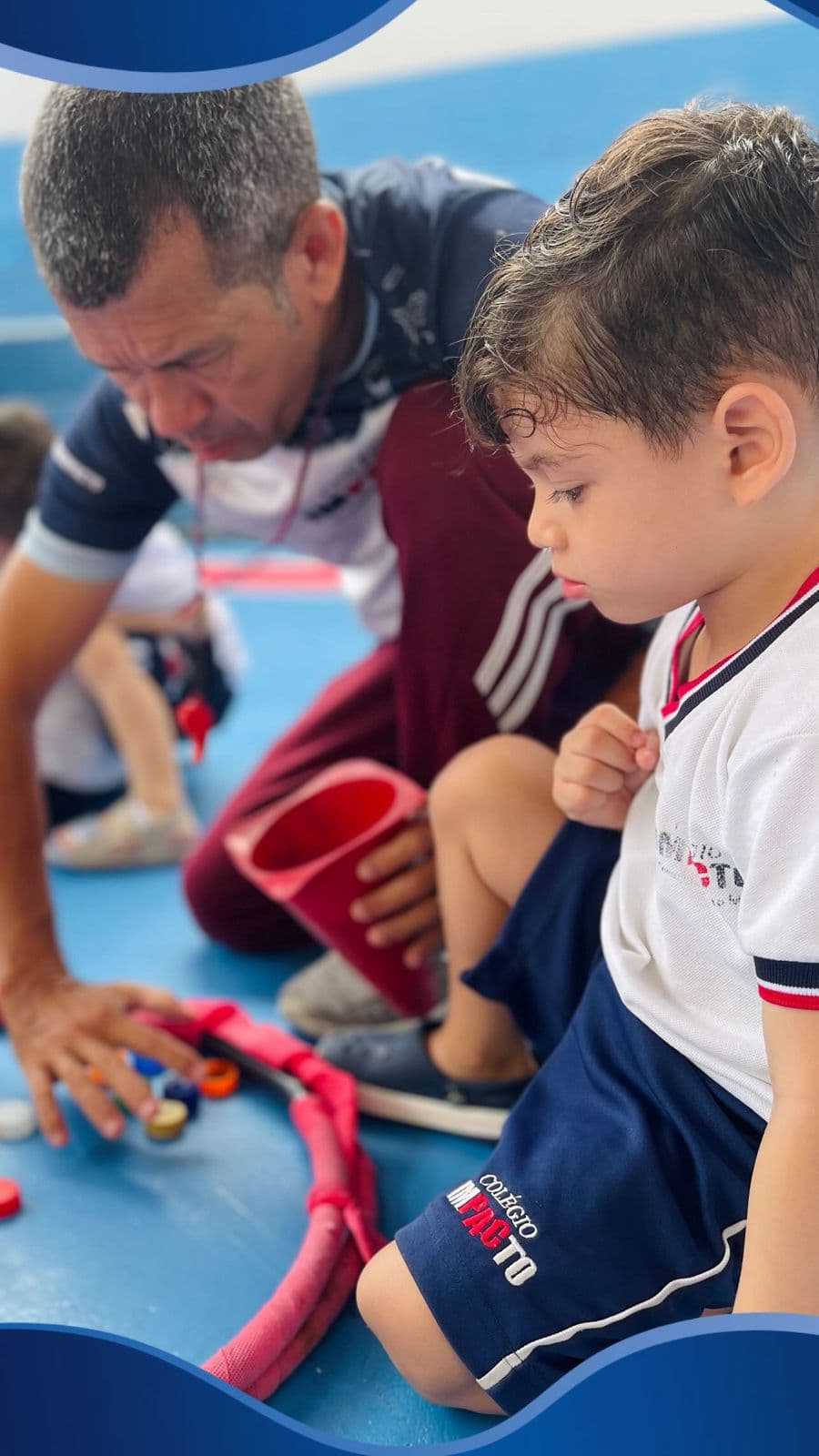 Aluno do Colégio Impacto brincando com tampinhas coloridas no recreio