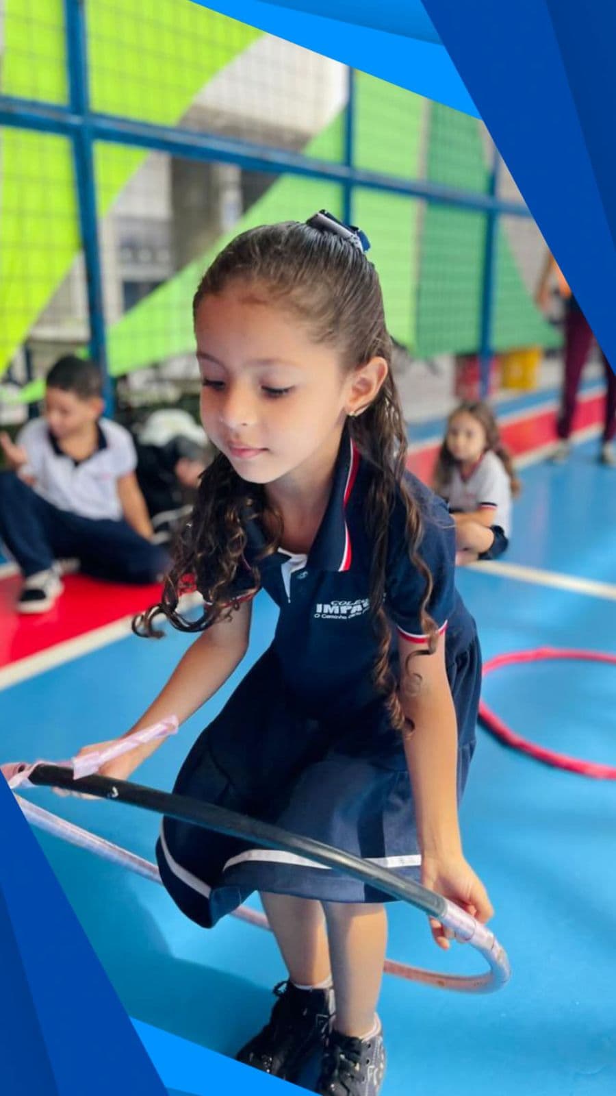 Aluna do Colégio Impacto brincando com bambolê na quadra
