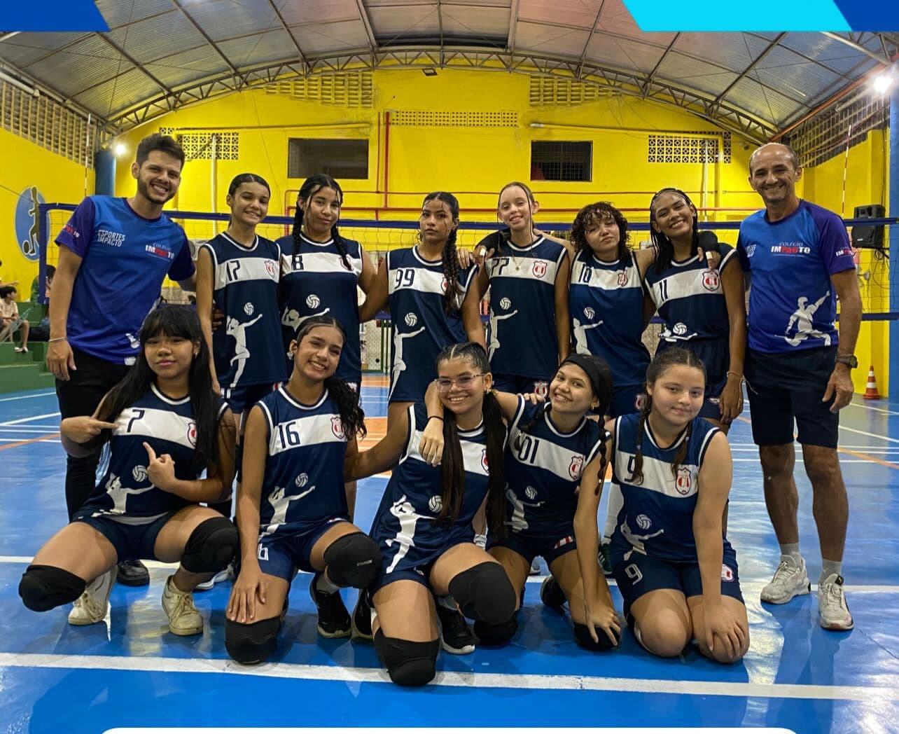 Equipe de vôlei do Colégio Impacto reunida na quadra