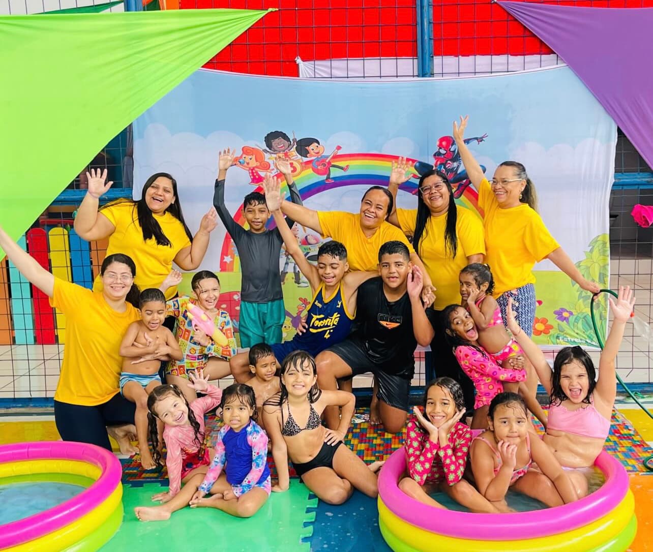 Alunos e equipe do Colégio Impacto se divertindo na Colônia de Férias