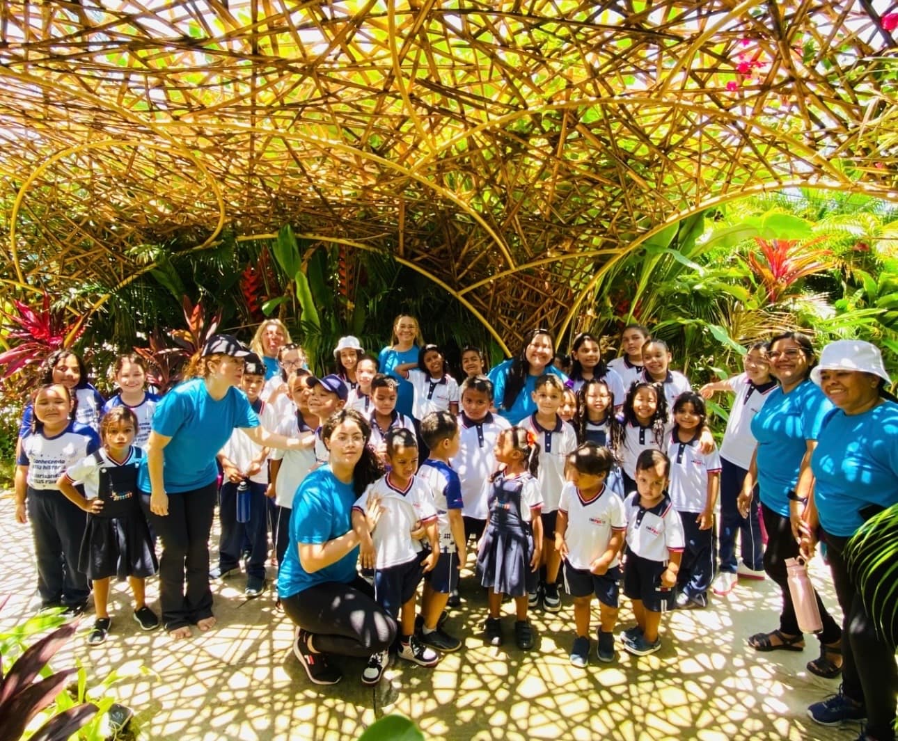 Turma do Colégio Impacto em passeio por jardim tropical