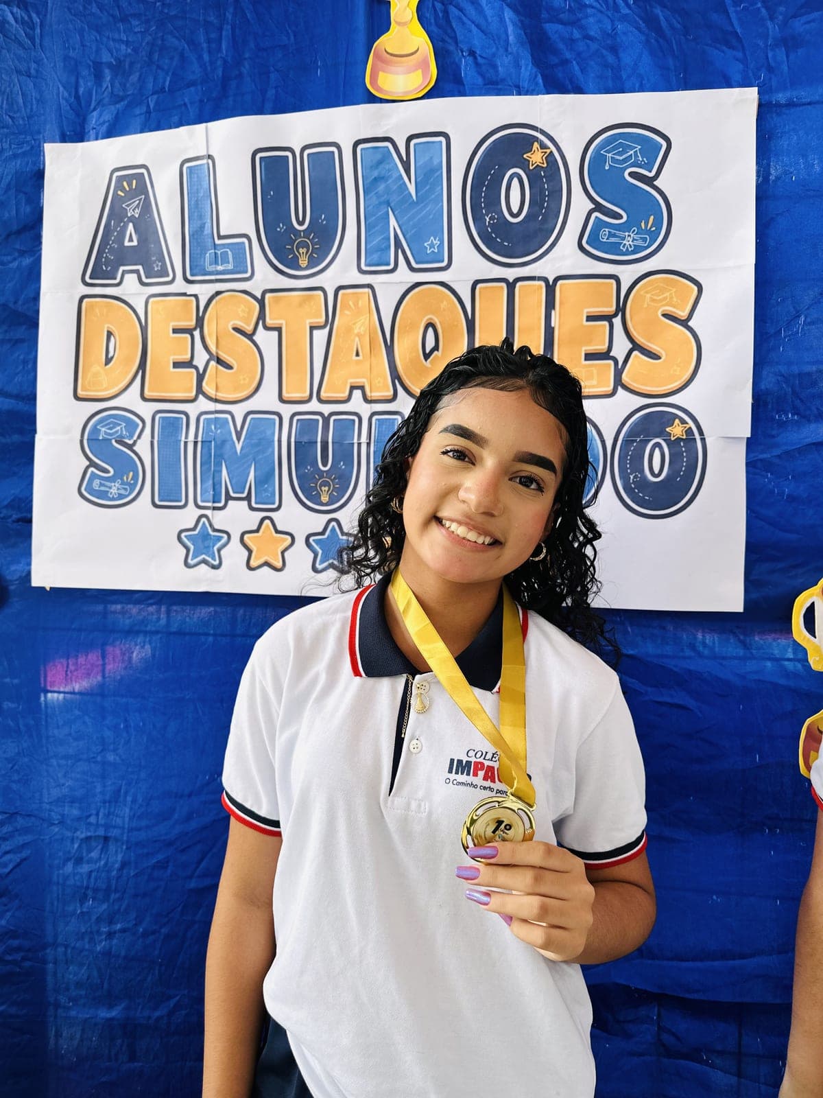 Aluna do Colégio Impacto sorrindo com medalha de 1º lugar em simulado